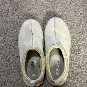Mudd women’s Cream Slip-On Shoes